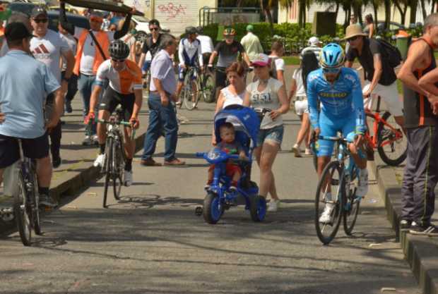 Carolina acostumbra pasear por la ciclovía de la Avenida Santander. Lo hace con su hijo, Nicolás.