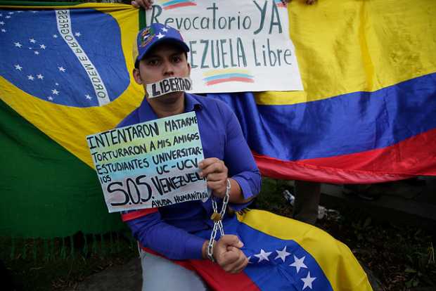 Venezolanos fueron atacados con bombas incendiarias en Cúcuta