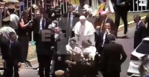 Francisco se bajó del papamóvil para ayudar a carabinera que cayó de caballo Francisco se bajó del papamóvil para ayudar a carabinera que cayó de caballo