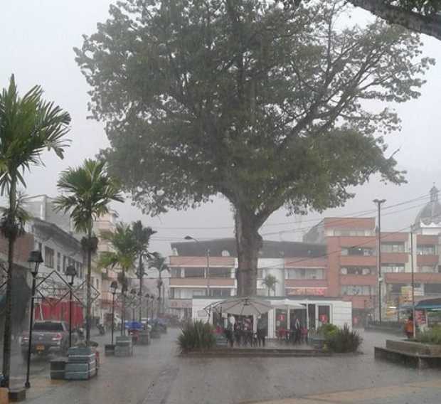 Las lluvias aguaron el puente de fin de año en Chinchiná, municipio que registró destechamiento de casas, inundaciones y taponam