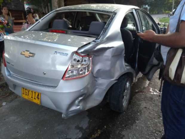 Un menor salió supuestamente despedido por una ventana de este carro tras el choque.