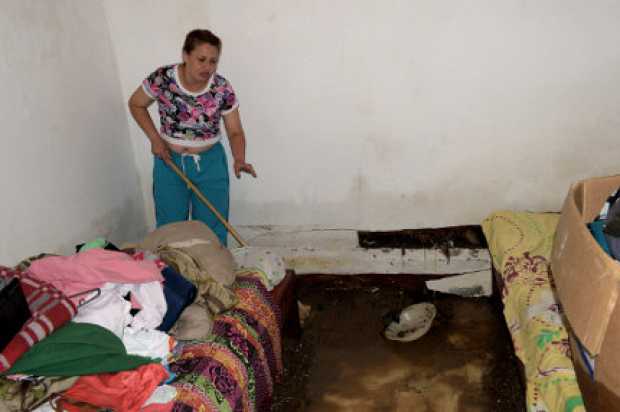 María del Carmen limpiaba ayer los destrozos que dejó el agua en su vivienda.