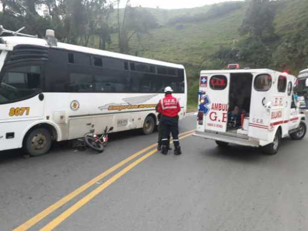 Motociclista herido al chocar con una bus en Sabinas