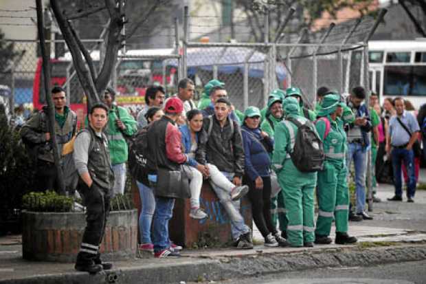 Operarios de la empresa Aguas de Bogotá entraron en cese de actividades, mientras la capital está invadida de basura. 