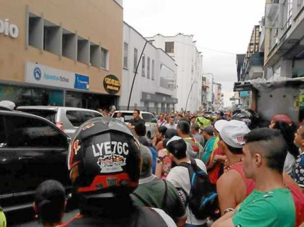 Manifestantes provocaron daños a una camioneta del esquema de protección en la que se transportaba Rodrigo Londoño.