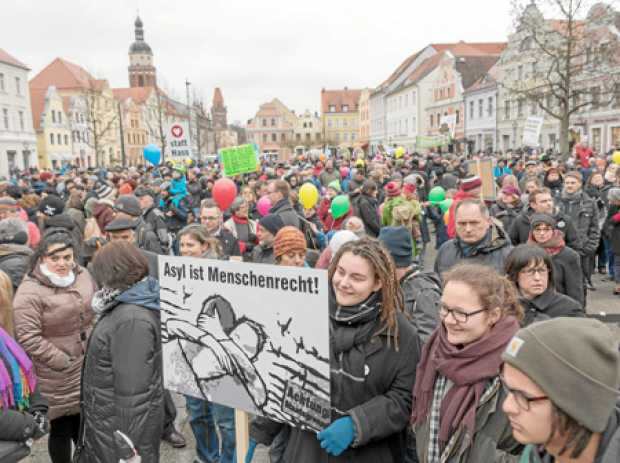 Las manifestaciones de apoyo y rechazo a los refugiados se hicieron sentir en Cottbus. 