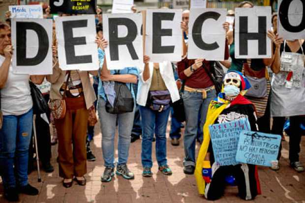 Foto | EFE | LA PATRIA  Una plaza del este de Caracas sirvió ayer de escenario para que decenas de enfermos venezolanos expresar