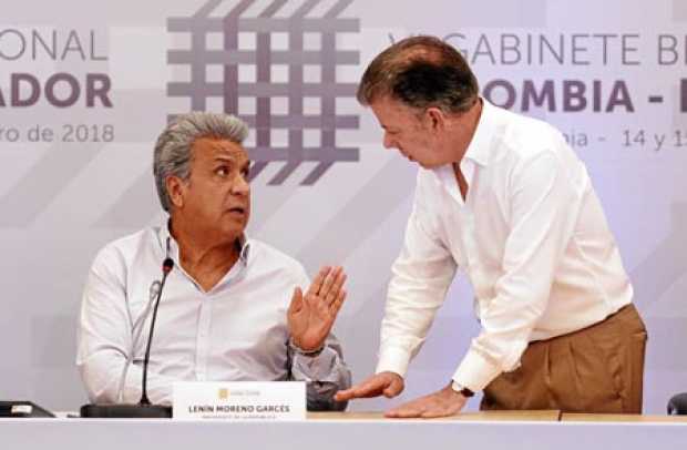 Foto | EFE | LA PATRIA El presidente de Colombia, Juan Manuel Santos, escucha al presidente ecuatoriano, Lenín Moreno, durante e