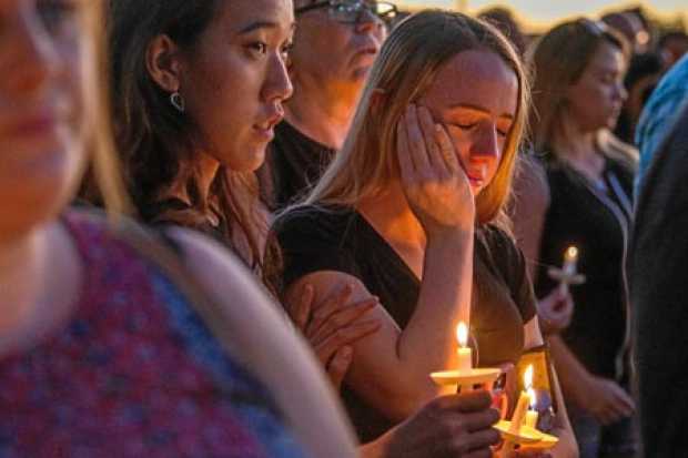 Miles de personas se reunieron ayer en una vigila en recuerdo de las 17 víctimas mortales de la matanza perpetrada el miércoles 