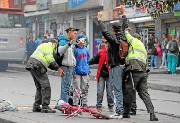 Miembros de la Policía registran a peatones en el sur de Bogotá. 