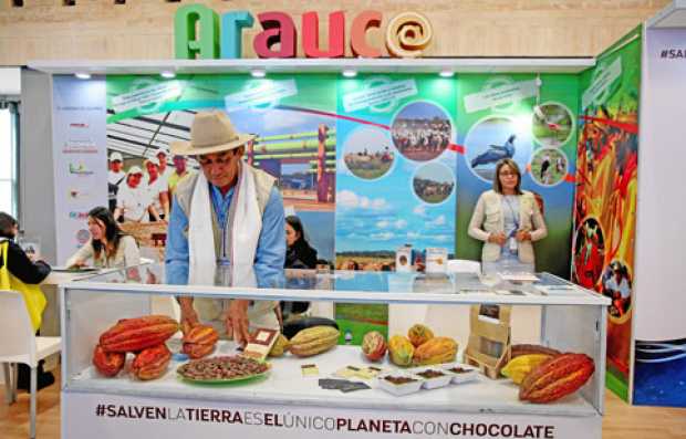 Un hombre organiza el estand del departamento de Arauca durante la Feria de La Asociación Colombiana de Agencias de Viajes y Tur
