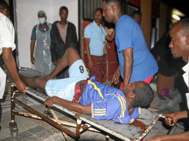 Un hombre herido durante los ataques es trasladado a un hospital de Mogadiscio. 