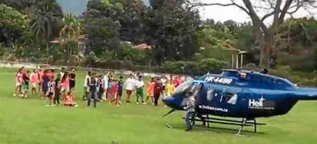 Sigue la polémica por helicóptero que aterrizó en medio de una práctica de fútbol. 