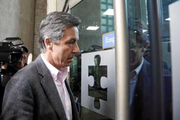 Roberto Prieto Uribe deberá responder por los delitos de tráfico de influencias, interés indebido en la celebración de contratos, enriquecimiento ilícito y falsedad en documento privado. Roberto Prieto Uribe deberá responder por los delitos de tráfico de influencias, interés indebido en la celebración de contratos