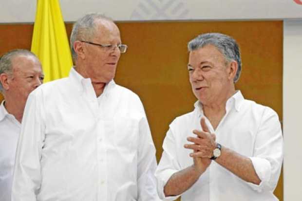 Pedro Pablo Kuczynski, presidente de Perú, y su homólogo colombiano, Juan Manuel Santos, al finalizar la Cumbre Binacional. 