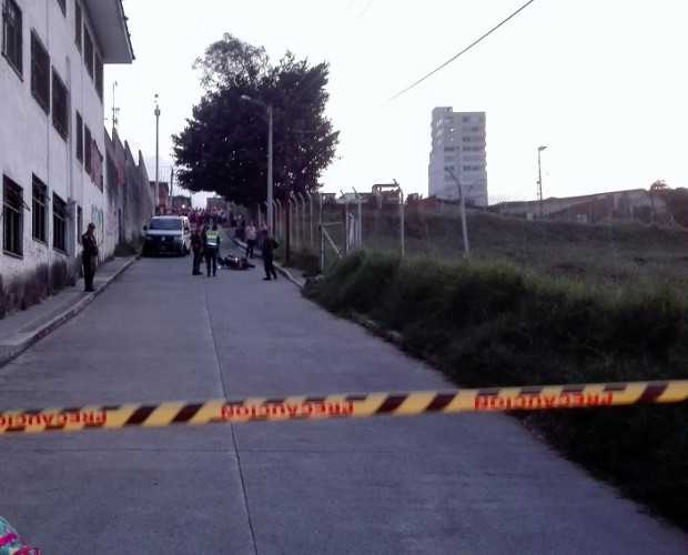 En esta cuadra asesinaron al hombre. El sicario salió del lado derecho. 