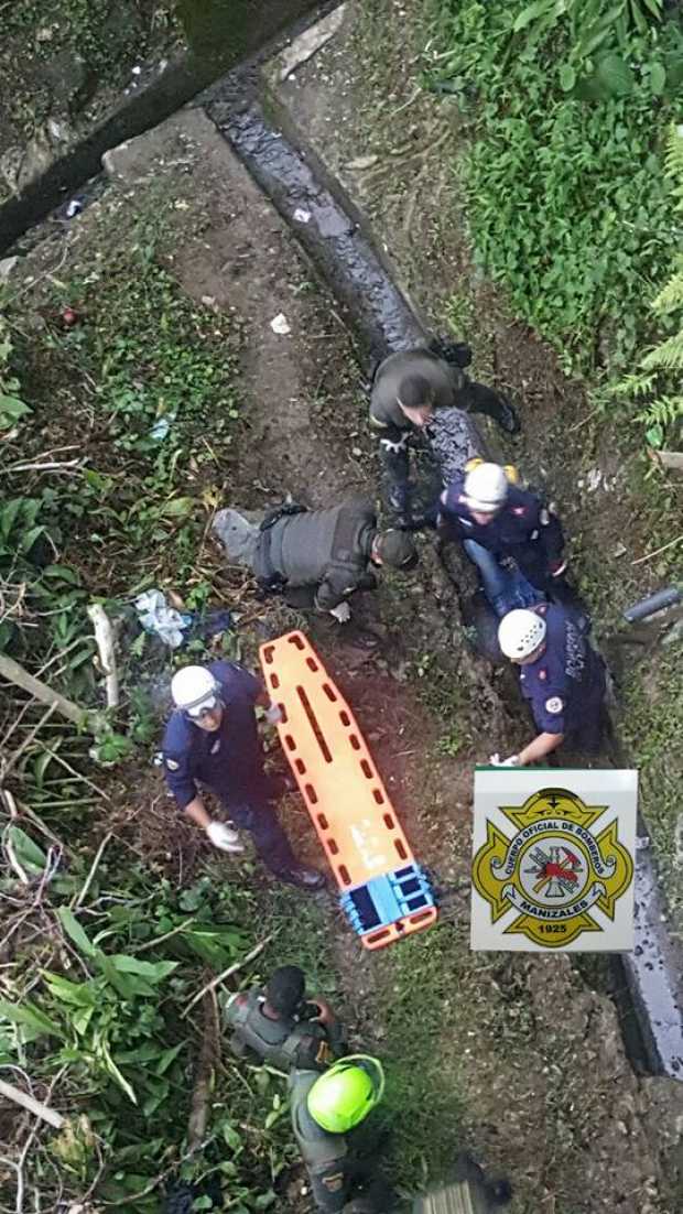 Persona cae del puente cerca a Ondas del Otún