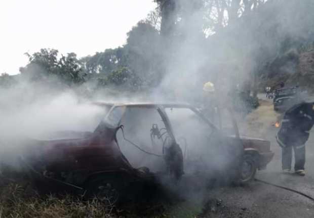 Bomberos de Palestina controlaron incendio de un carro 