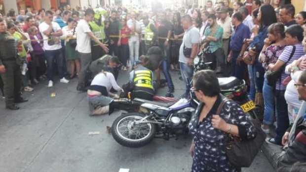 La carrera 20, entre calles 20 y 21, se llenó de curiosos.