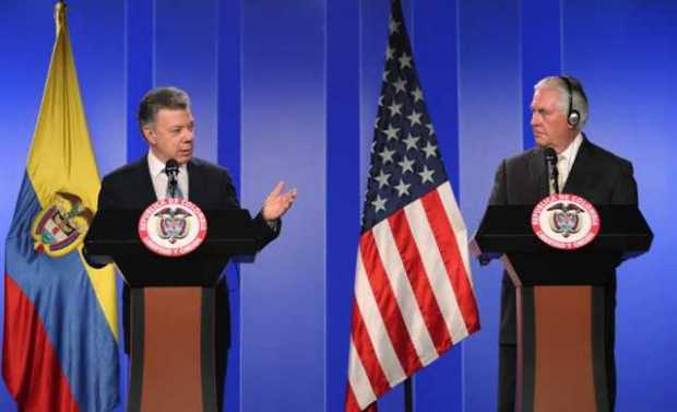 El presidente Juan Manuel Santos (i) y el secretario de Estado de EE.UU., Rex Tillerson (d), ofrecen una rueda de prensa conjunt