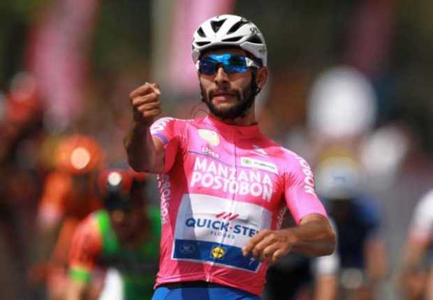 El ciclista colombiano Fernando Gaviria, del equipo Quick Step, celebra después de ganar la segunda etapa de la carrera Colombia