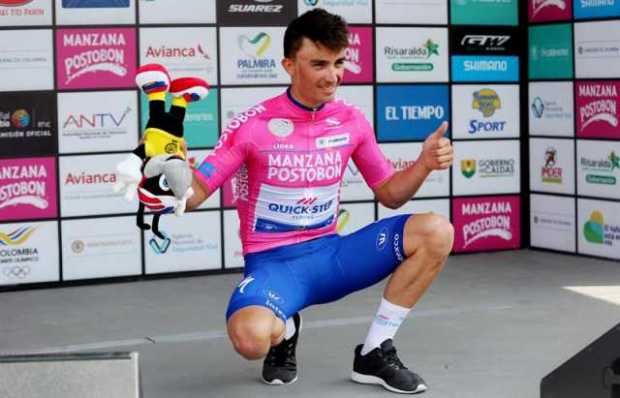 El ciclista francés Julian Alaphilippe posa con la camiseta de líder tras vencer en la cuarta etapa de la carrera Colombia Oro y