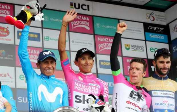 Egan Bernal (c), celebra luego de coronarse campeón de la carrera Colombia Oro y Paz junto a los ganadores del segundo y el tercer puesto Nairo Quintana (i) y Rigoberto Urán (d), respectivamente. Egan Bernal (c), celebra luego de coronarse campeón de la carrera Colombia Oro y Paz junto a los ganadores del segundo y el terc