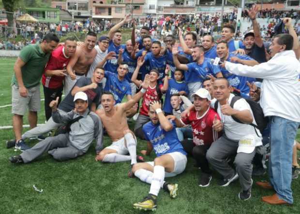 Celebración de los jugadores de Café Redes luego de ganar la final contra Tenis Láser Dinoshop. 