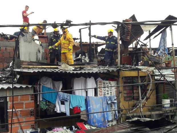 Los organismos de socorro atendieron ayer un incendio en en el tercer piso en una vivienda del barrio El Nevado, detrás del cole