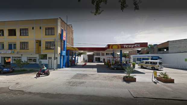 La estación de gasolina en la que robaron el dinero.