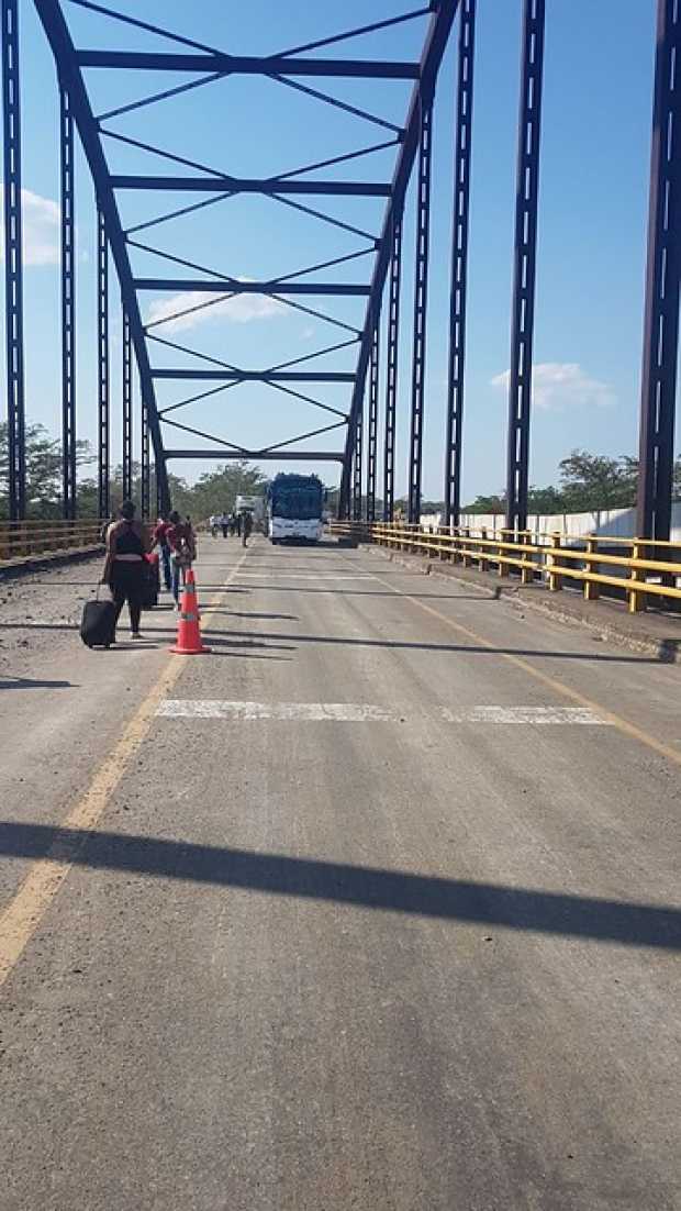 Habilitan paso para vehículos pequeños y transporte público en el sector del atentado contra el puente Simaña (Cesar) 