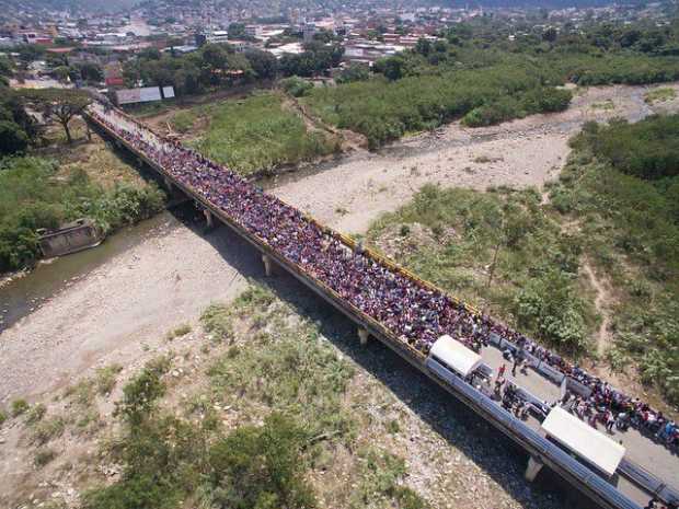 Santos dice que migración de venezolanos es el problema más serio de Colombia