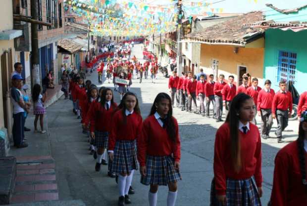 El desfile del cumpleaños del colegio La Sagrada Familia se extendió por las principales calles del municipio.