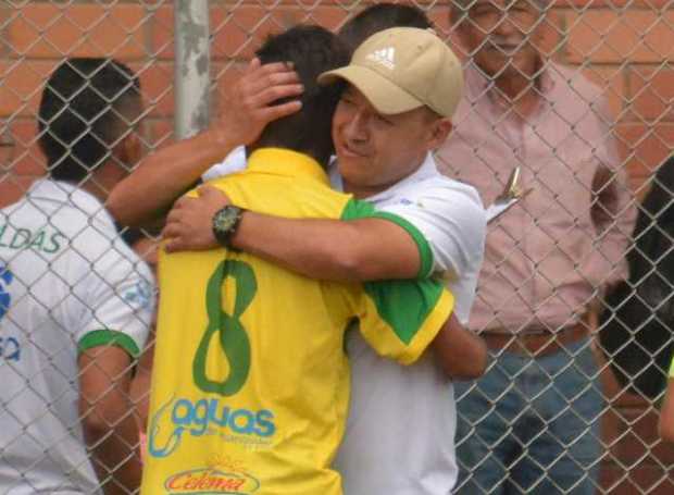 Ángelo Machetá celebra con el técnico de Caldas, Julio César Ocampo, el gol que le anotó a Guaviare.