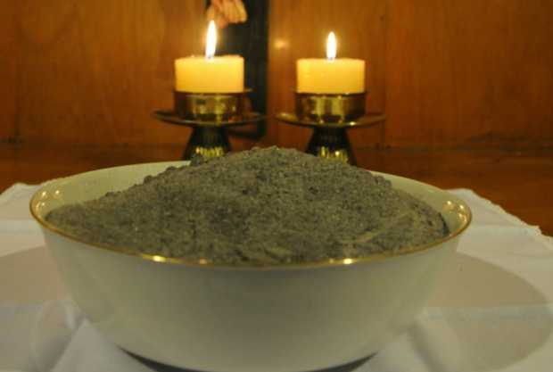 Las iglesias estarán abiertas hoy desde primeras horas de la mañana para imponerles la ceniza a los fieles católicos.