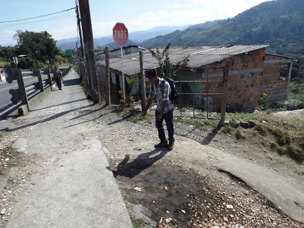 Luis Arturo Giraldo, papá de Jhon James, muestra el lugar donde cayó herido su hijo.