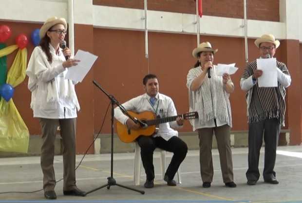 Algunos profesores demostraron sus talentos con la trova.