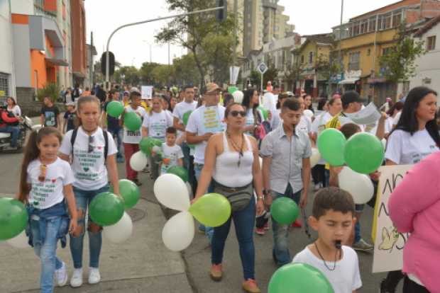 Con pitos, bombas verdes y blancas y banderas se hicieron sentir los familiares de los policías.