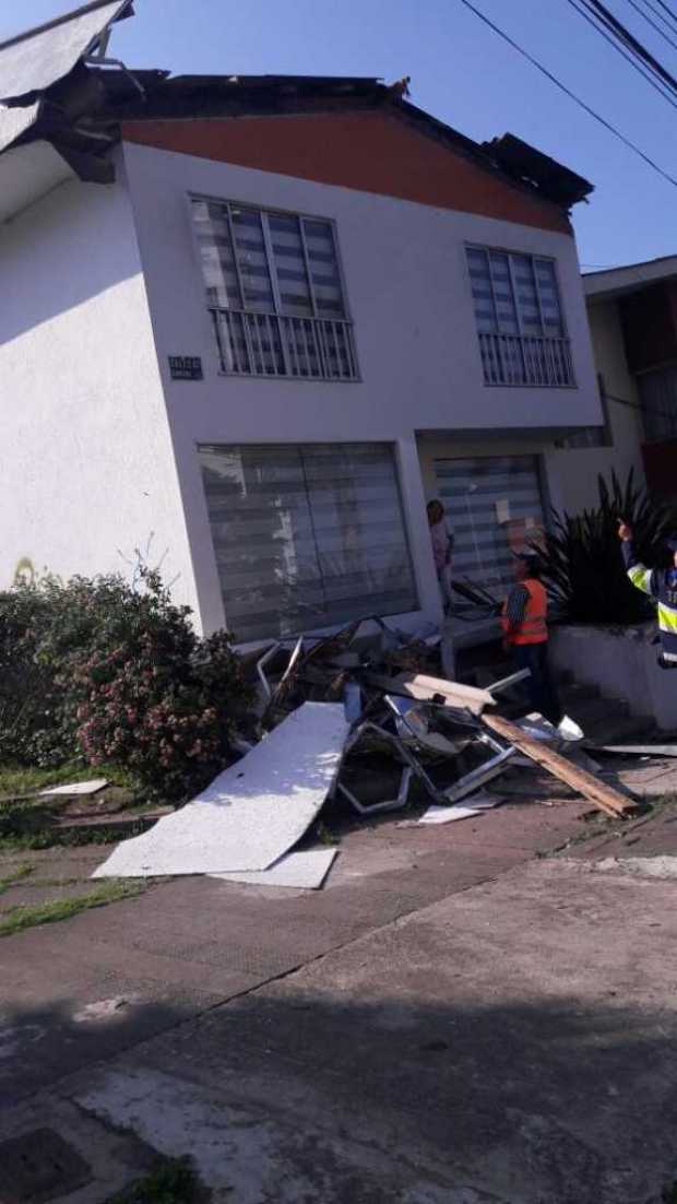 Colapsó parte de la fachada de una vivienda en el sector de Palermo