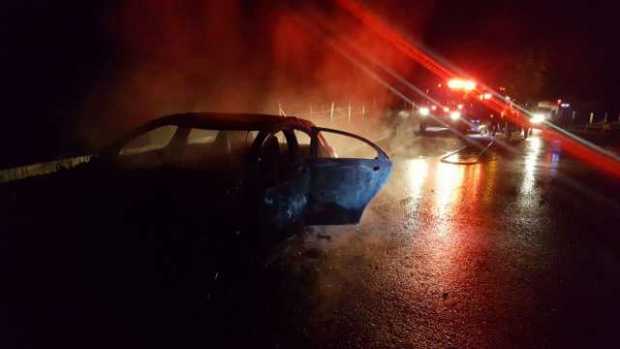 Un carro se incendió esta madrugada en Sabinas 