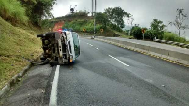 Volcamiento vehícular en la autopista del café Volcamiento vehícular en la autopista del café