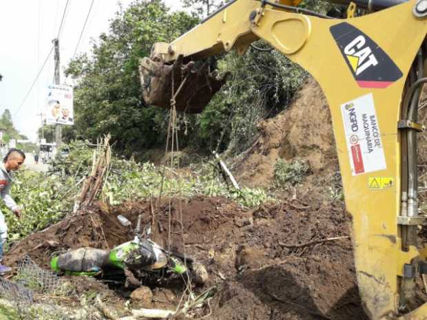 Anoche rescataron a motociclista atrapado en derrumbe en la vía Manizales-Neira