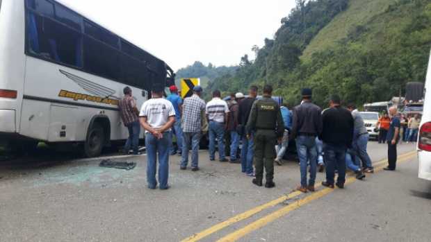Vía a Bogotá cerrada, por accidente en Petaqueros