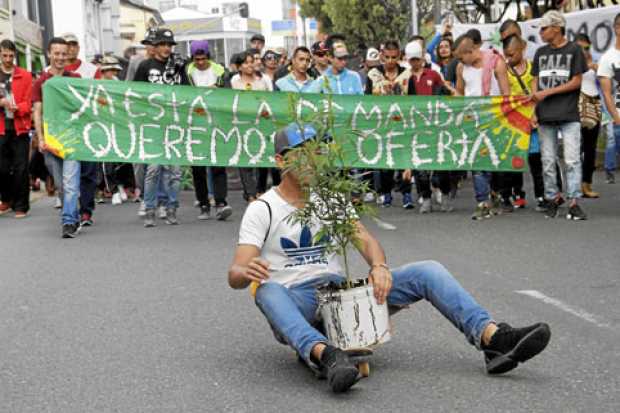 Foto | Martha Elena Monroy | LA PATRIA Matas de marihuana sacaron algunos consumidores en la marcha de ayer que recorrió desde E