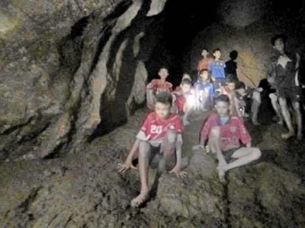 Foto | Efe | LA PATRIA Los 12 escolares y su monitor de fútbol, 10 días desaparecidos en la cueva Tham Luang, en el momento de s