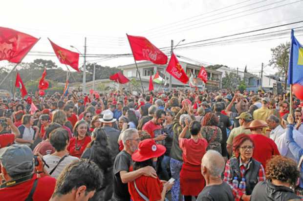 Foto | EFE | LA PATRIA  Ante la expectativa de que Luiz Inácio Lula da Silva fuera liberado, decenas de simpatizantes se reunier