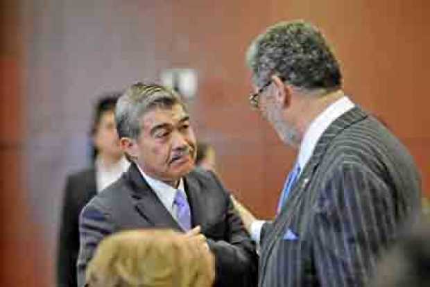 El general (r) Henry Torres Escalante junto a su abogado, Jaime Granados, durante la audiencia en la JEP