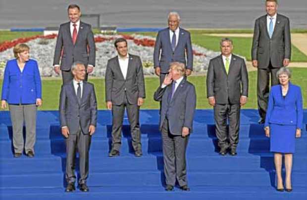 El presidente de EE.UU., Donald J. Trump, habla con la canciller alemana, Angela Merkel, durante la cumbre de la OTAN.