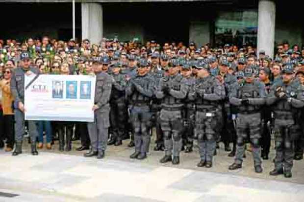  Funcionarios de la Fiscalía rindieron homenaje a sus compañeros caídos en Tumaco.