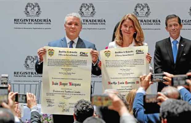 Foto | EFE | LA PATRIA  El presidente electo de Colombia, Iván Duque, y su vicepresidenta, Marta Lucía Ramírez, posan con sus cr